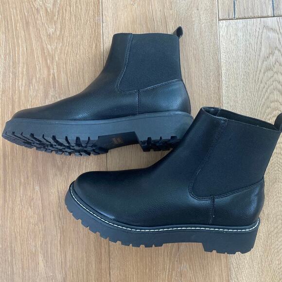 NIB Women’s Dolce Vita Black Lobera Chelsea Boot 8 - Picture 5 of 11